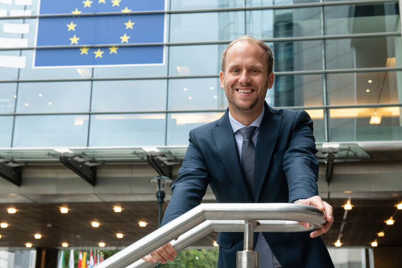 Jelmer Hofkamp bij entree Europees Parlement