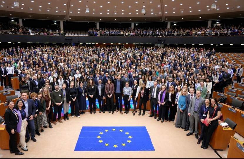 Groepsfoto van alle trainees in maart 2024 bij het Europees Parlement